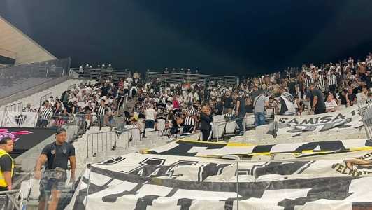 Torcida do Atlético enche setor na Neo Química Arena e provoca Corinthians