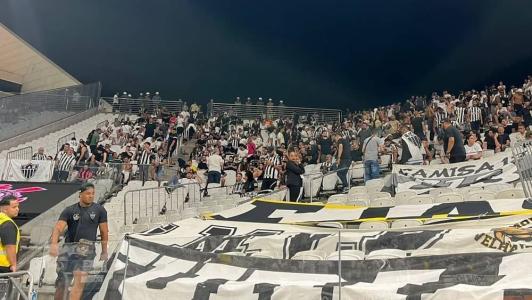 Torcida do Atlético enche setor na Neo Química Arena e provoca Corinthians