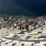 Torcida do Atlético enche setor na Neo Química Arena e provoca Corinthians