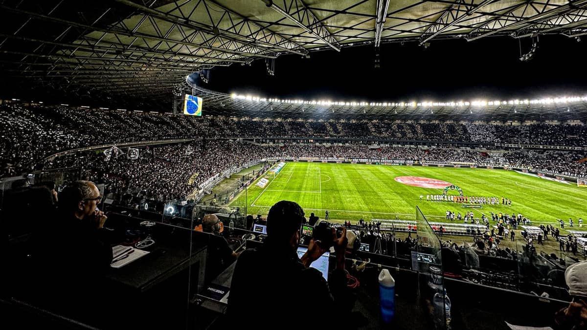 'Loucura pelo Galo': torcida do Atlético faz mosaico no Mineirão
