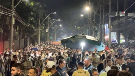 Torcida do Atlético lota tradicional "Rua do Peixe"