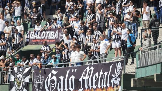 Torcida do Atlético no Couto Pereira em jogo no ano passado