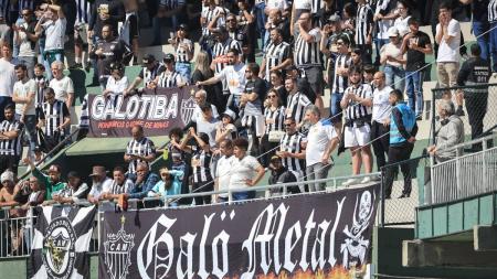 Torcida do Atlético no Couto Pereira em jogo no ano passado