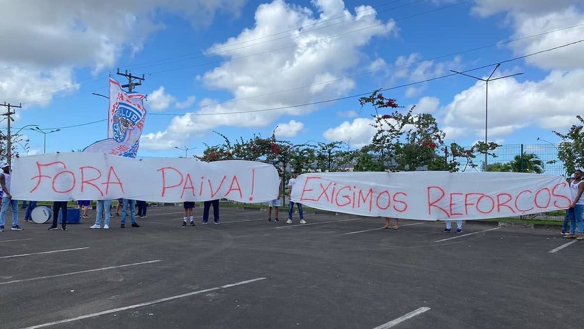 Torcida do Bahia protesta no CT e pede a saída de Renato Paiva