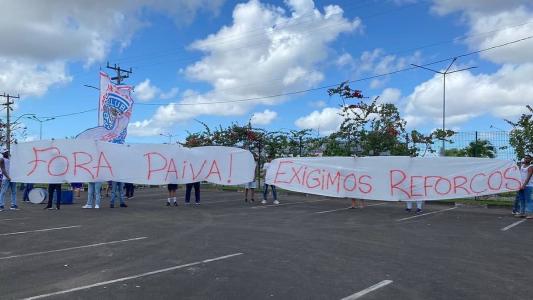 Torcida do Bahia pediu a saída do técnico Renato Paiva e mais contratações