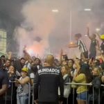 Torcida do Botafogo faz festa antes de 'final' contra Palmeiras