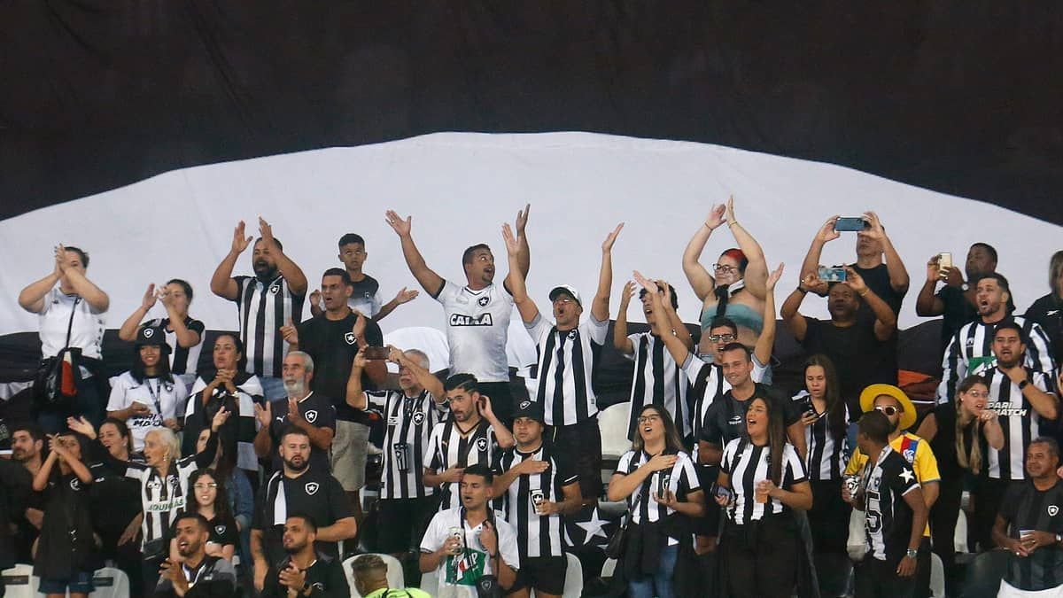 Torcida do Botafogo esgota ingressos para jogo contra o Athletico
