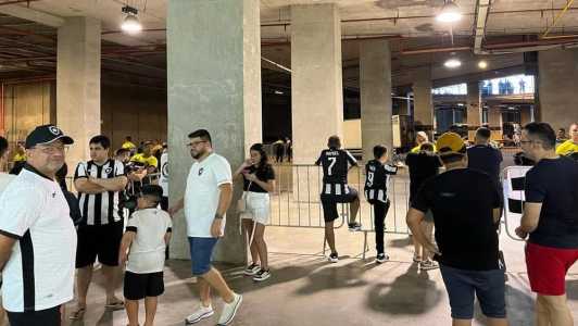Torcida do Botafogo presente no Castelão, no Ceará, para a partida contra o Fortaleza