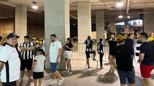 Torcida do Botafogo presente no Castelão, no Ceará, para a partida contra o Fortaleza