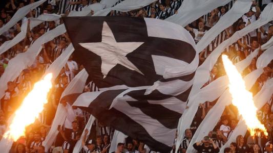 Torcida do Botafogo fazendo festa nas arquibancadas do Estádio Nilton Santos