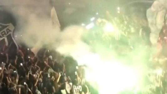 Torcida do Ceará faz a festa na chegada do time