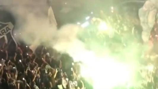 Torcida do Ceará faz a festa na chegada do time