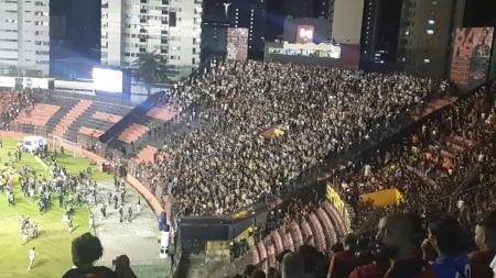 Torcida do Ceará fez a festa na casa do rival, a Ilha do Retiro