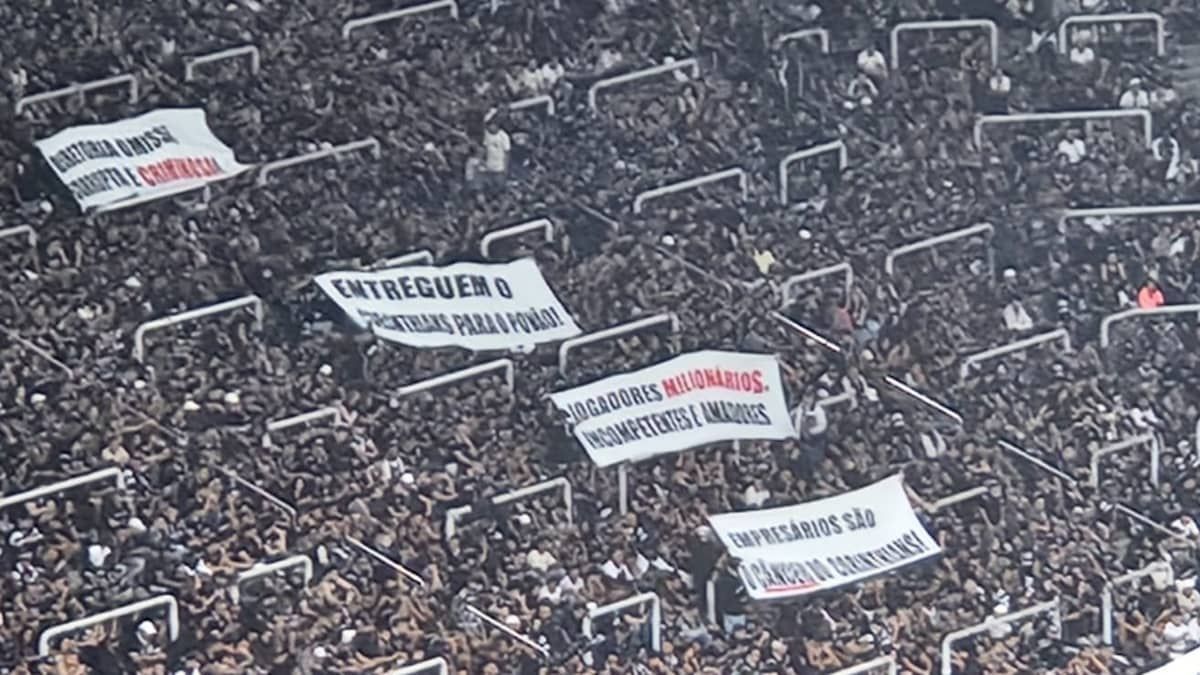 Torcida do Corinthians faz protesto “mudo” contra o Liverpool