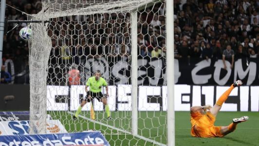 Torcida do Corinthians protesta e invade campo após goleada