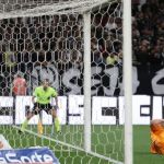 Torcida do Corinthians protesta e invade campo após goleada