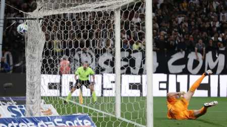 Torcida do Corinthians protesta e invade campo após goleada