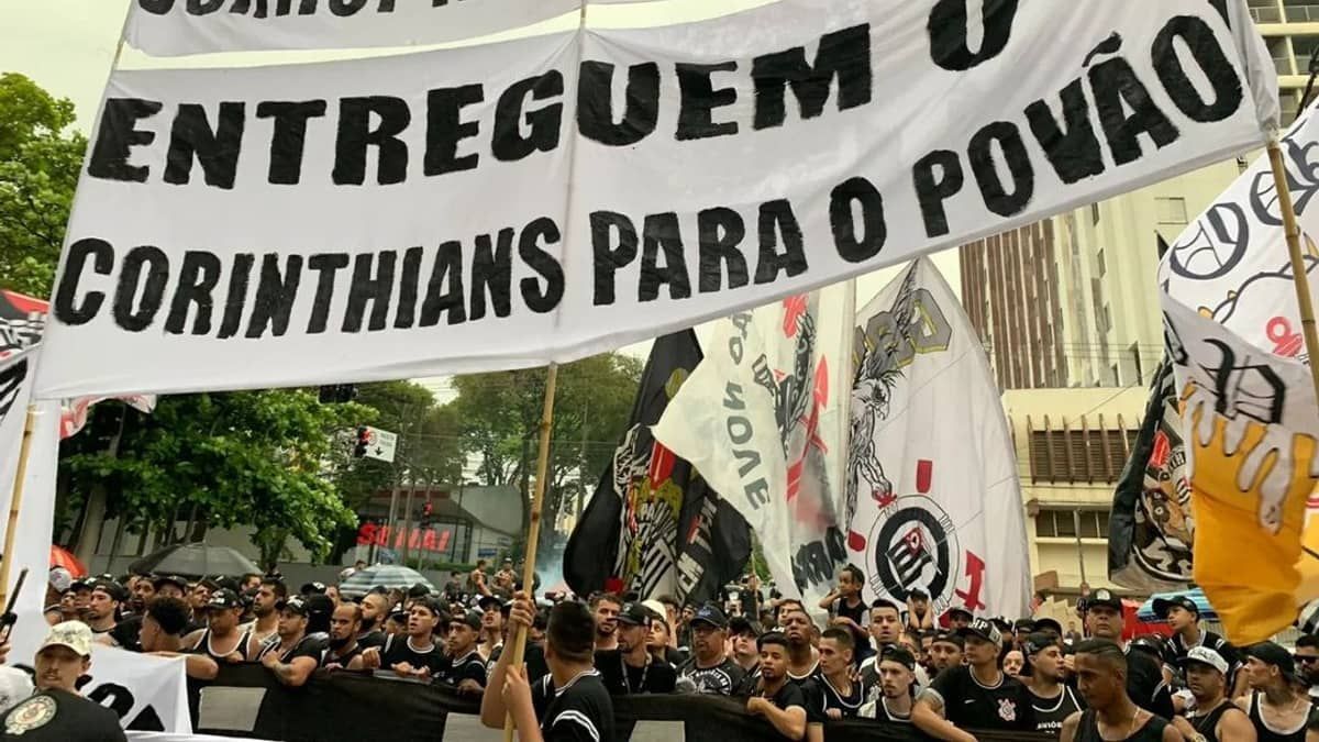 Torcedores do Corinthians protestam contra diretoria e elenco no Parque São Jorge
