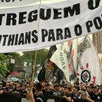 Torcedores do Corinthians protestam contra diretoria e elenco no Parque São Jorge