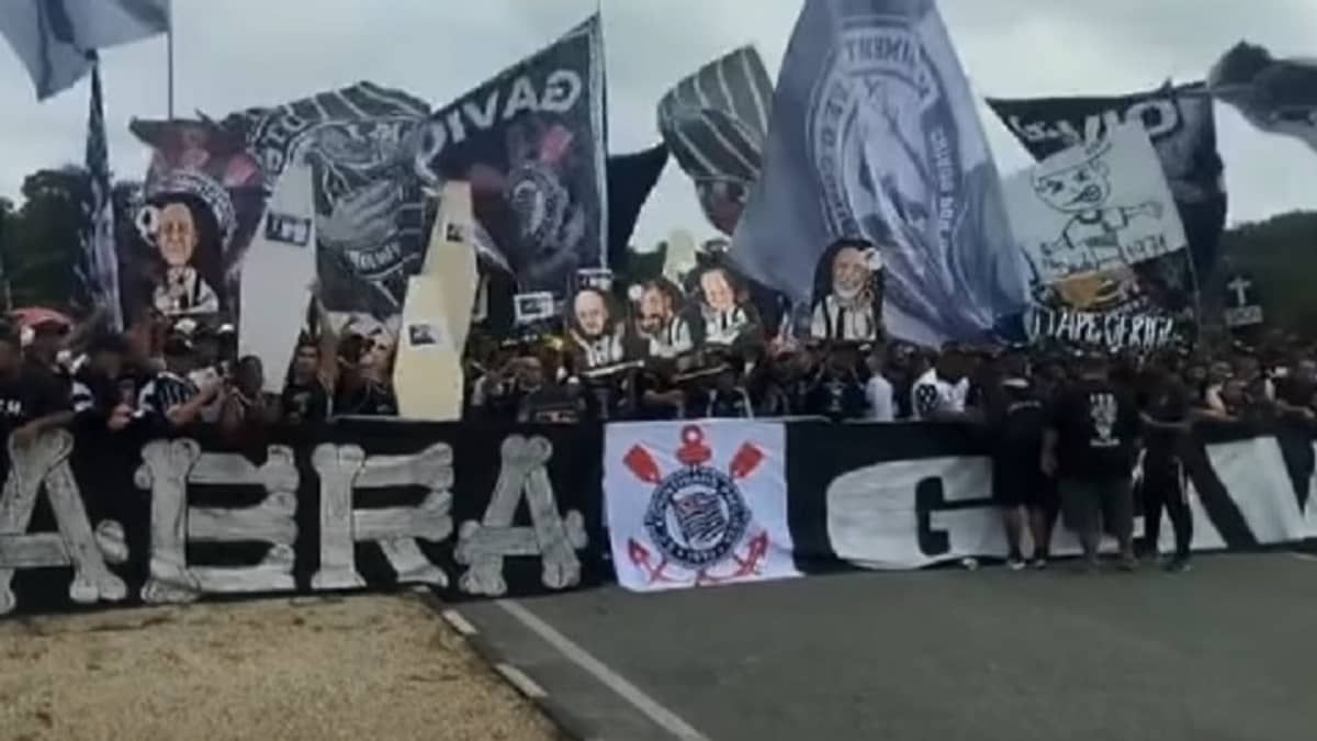 Protesto no CT do Corinthians tem caixão, xingamentos e papo com Luxemburgo