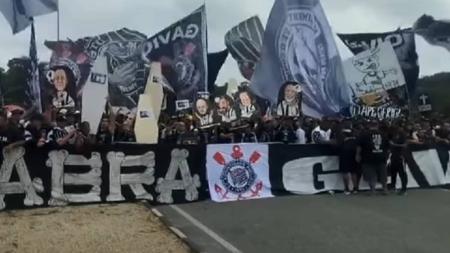 Torcida do Corinthians se manifestou neste sábado