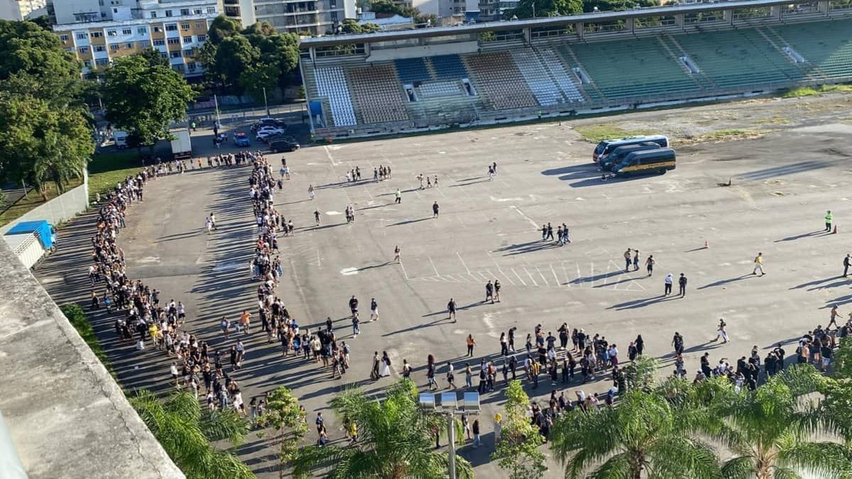 Torcida do Corinthians tem dificuldade em jogo contra o Flamengo; assista