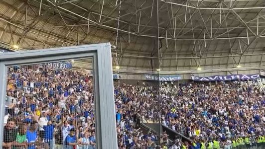 Torcida do Cruzeiro cantou 'torcida de teatro' para provocar atleticanos