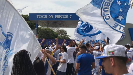 Torcida do Cruzeiro protestou na Toca da Raposa II