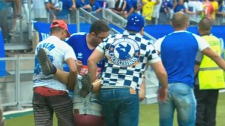 Torcida do Cruzeiro invadiu gramado após rebaixamento em 2019