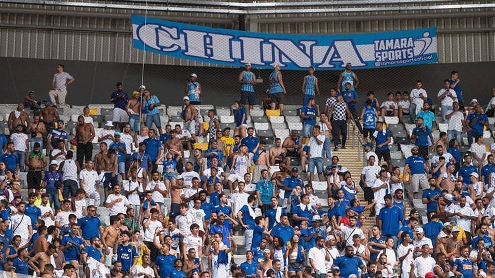 Cruzeiro é denunciado por sinalizadores na torcida em clássico na Arena MRV