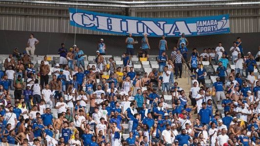 Torcida do Cruzeiro acendeu sinalizadores durante o clássico com o Atlético