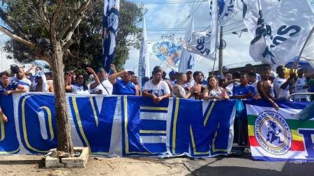 Torcida do Cruzeiro em frente à Toca II; polícia cercou o local com grades