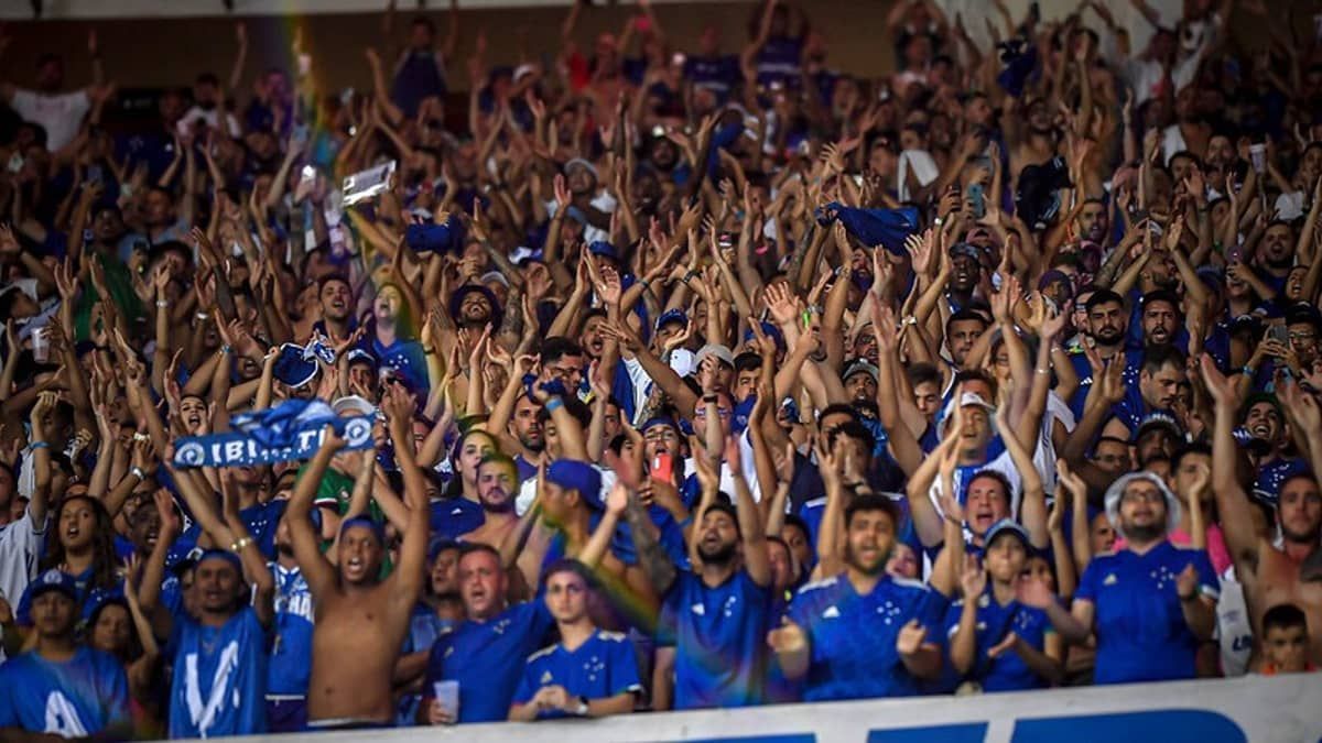Jornal argentino diz que torcida do Cruzeiro virou 'dona do Maracanã' contra o Flamengo