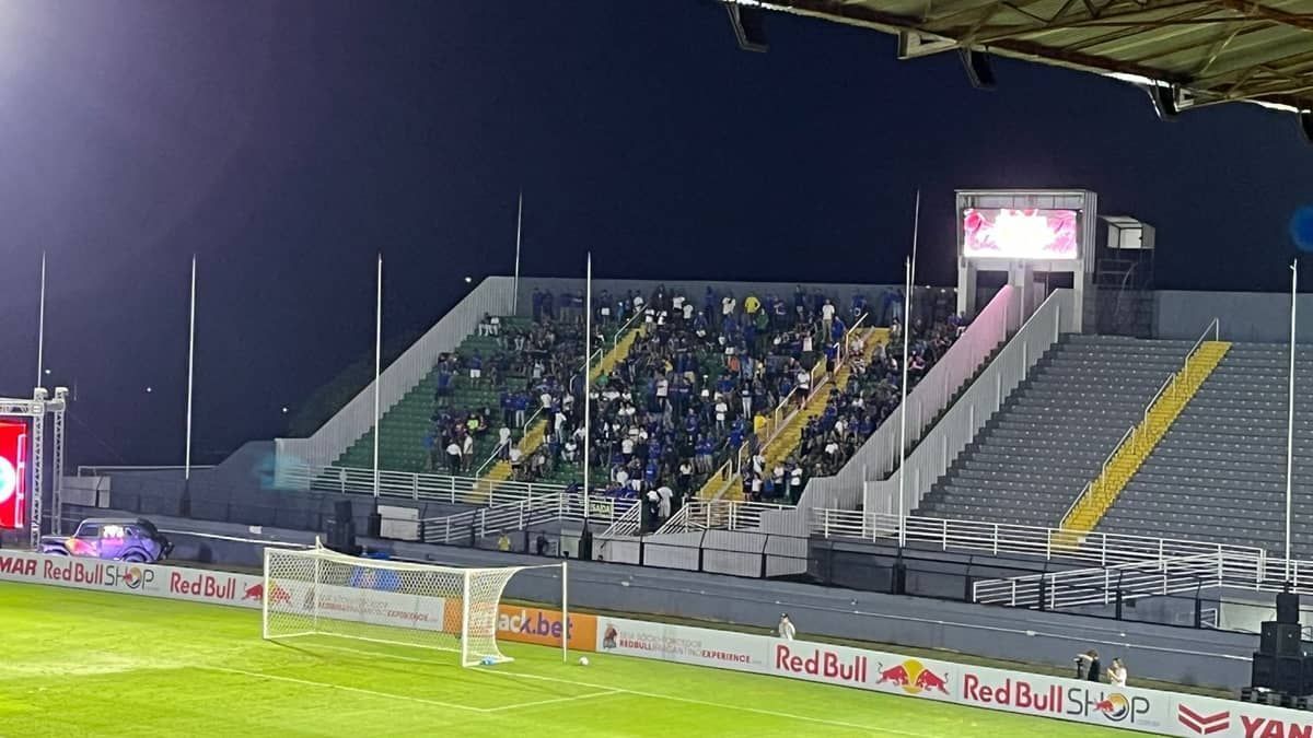 Torcida do Cruzeiro comparece em bom número contra o Bragantino