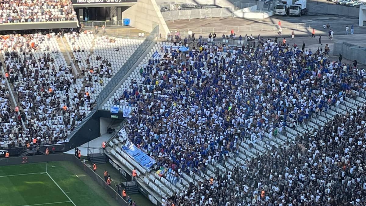 Torcida do Cruzeiro comparece 'em peso' contra o Corinthians, em SP