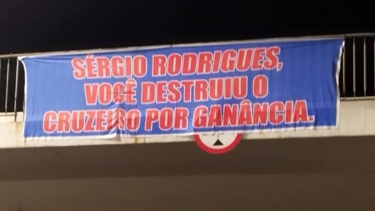 Cruzeiro: torcida protesta com faixas após eliminação no Mineiro; veja imagens