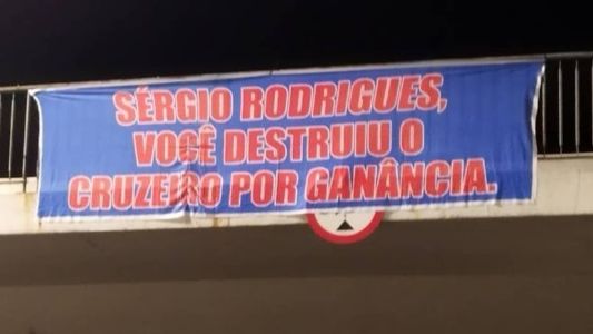 Torcida do Cruzeiro protesta com faixas após eliminação no Campeonato Mineiro