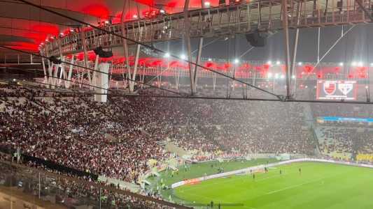 Torcida do Flamengo protestou contra o time e diretoria antes da partida com o São Paulo