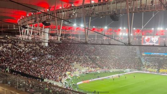 Torcida do Flamengo protestou contra o time e diretoria antes da partida com o São Paulo