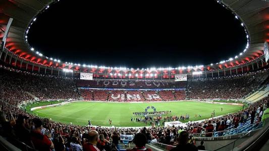 Torcida do Flamengo homenageia Vini Jr