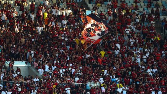 Torcida do Flamengo presente na arquibancada do Maracanã