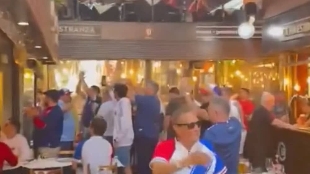 Torcida do Fortaleza invade tradicional ponto turístico de Montevidéu; veja