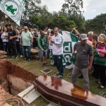 Torcida do Palmeiras presta homenagem em enterro de jovem assassinada
