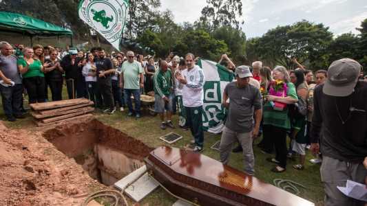 Torcida do Palmeira presta homenagem em enterro de jovem assassinada