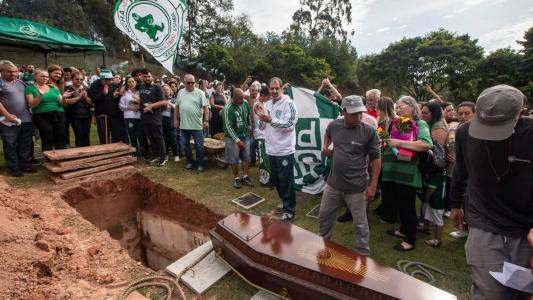 Torcida do Palmeira presta homenagem em enterro de jovem assassinada