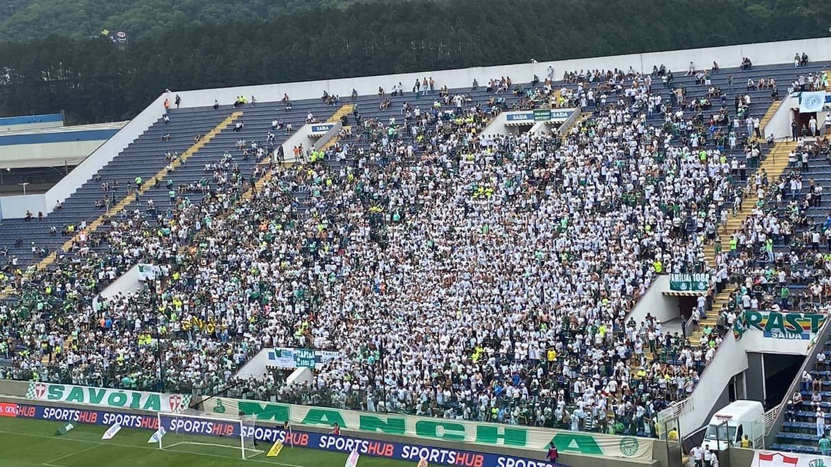Torcida do Palmeiras protesta contra a diretoria antes de clássico contra o Santos
