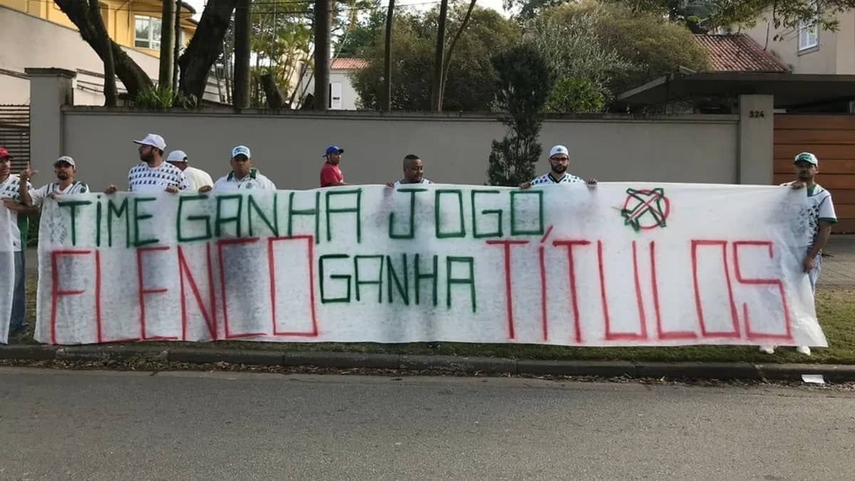 Torcida do Palmeiras protesta contra presidente: 'Saiu Danilo e chegou o avião'