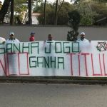 Torcida do Palmeiras protesta contra presidente: 'Saiu Danilo e chegou o avião'