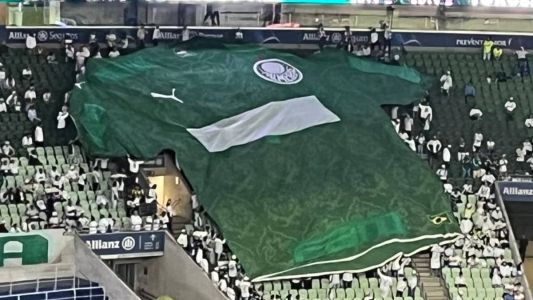Torcida do Palmeiras cobre patrocínio da Crefisa em protesto contra Leila Pereira