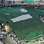 Torcida do Palmeiras cobre patrocínio da Crefisa em protesto contra Leila Pereira